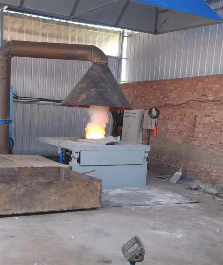 中頻爐熔煉現(xiàn)場